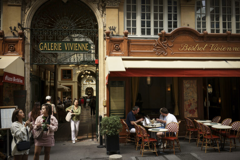 ľudia pasáž obchody výklad kaviareň Galéria Vivienne