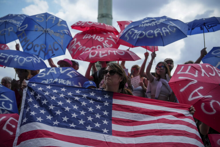 dáždniky ľudia vlajka Amerika USA