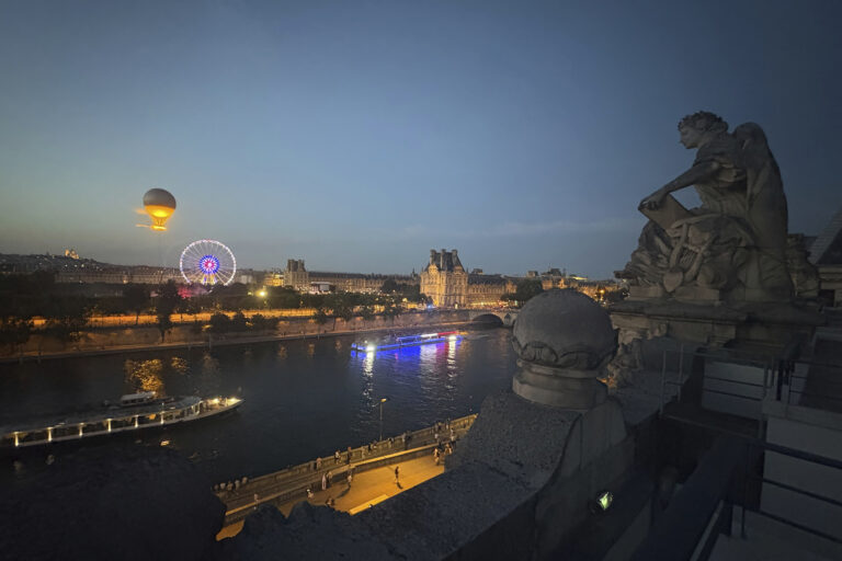 héliový balón mesto Paríž Seina socha