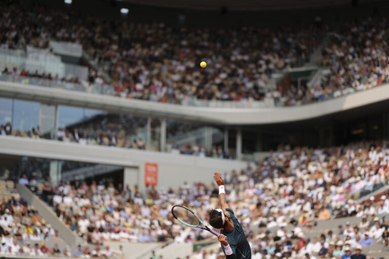 Taliansky tenista Lorenzo Musetti loptička fanúšikovia diváci French Tennis Open štadión