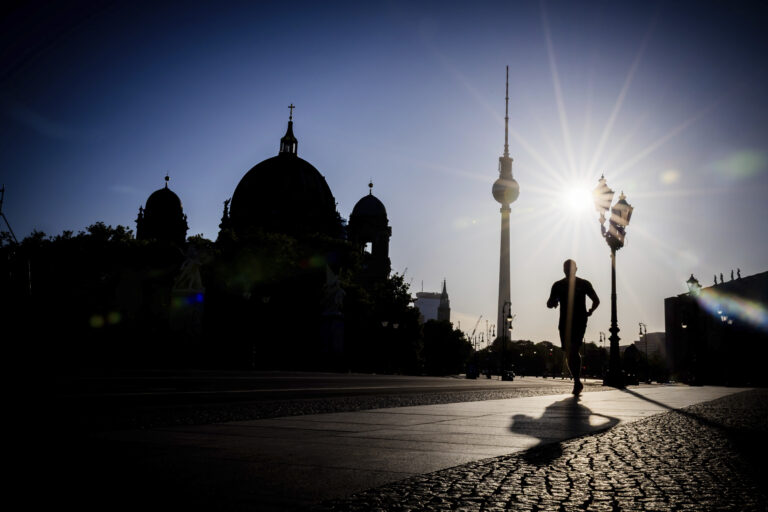 beh veža katedrála slnko