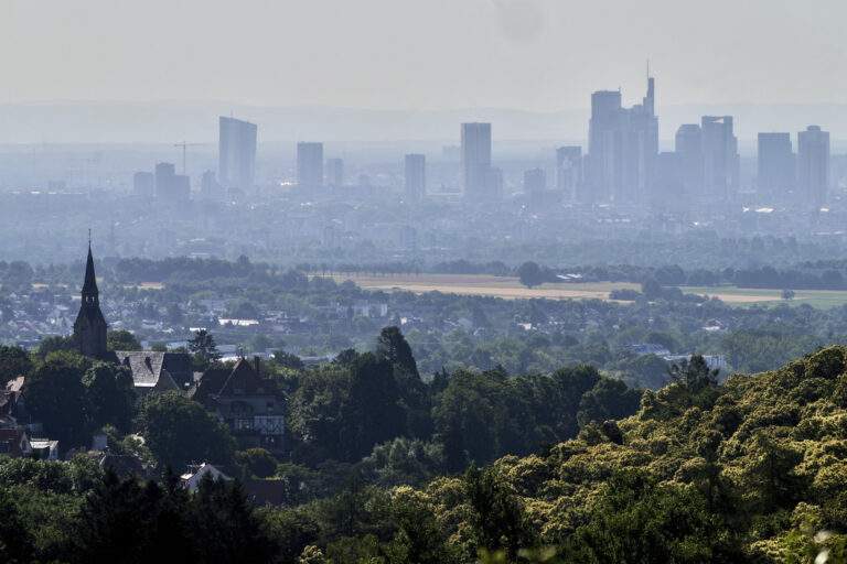 hmla mesto teplo budovy zeleň