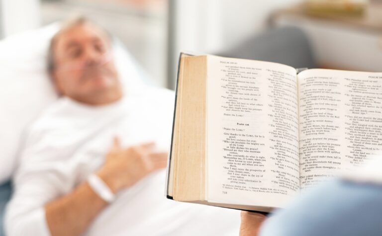 Pacient, kňaz, Biblia