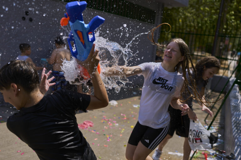 deti hra voda vodná pištoľ