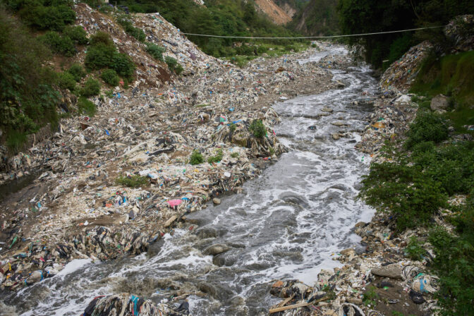 odpad rieka Guatemala plast