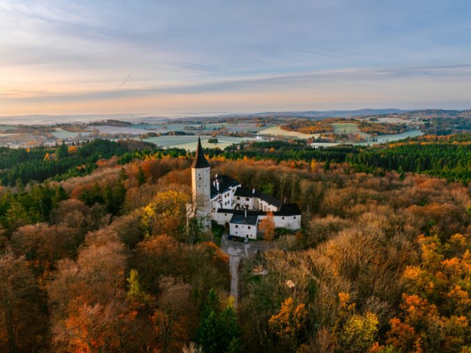 Hrad Roštejn a pozemok na chov zveri.