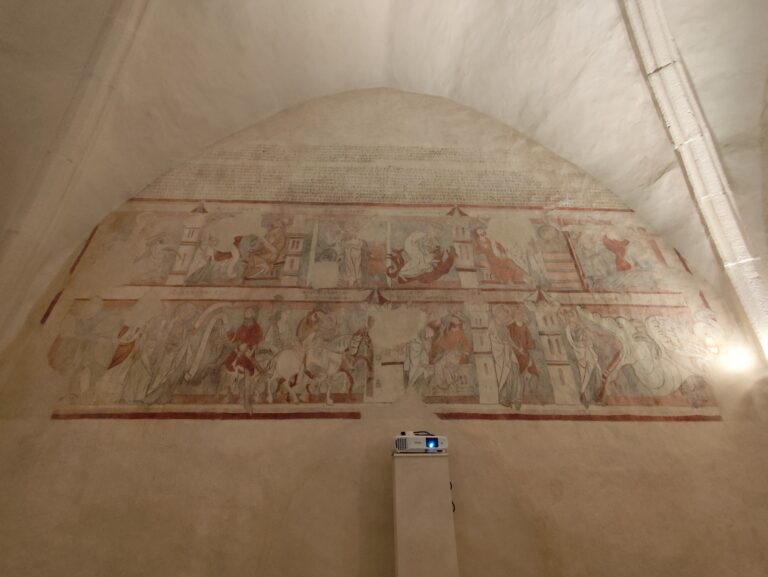 Sál s freskovou výzdobou.