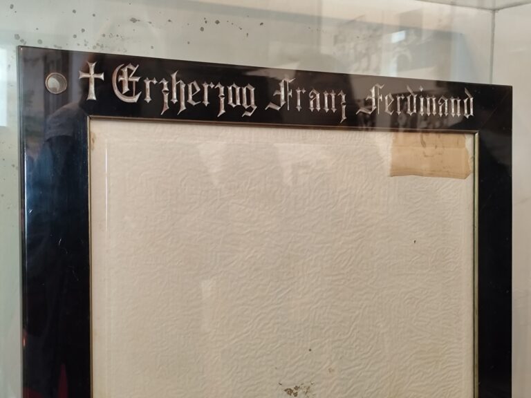 Vreckovka s krvou Františka Ferdinanda a guľka, ktorá ho zasiahla. Atentát na následníka rakúsko-uhorského trónu poslúžil ako jedna zo zámienok rozpútania prvej svetovej vojny.