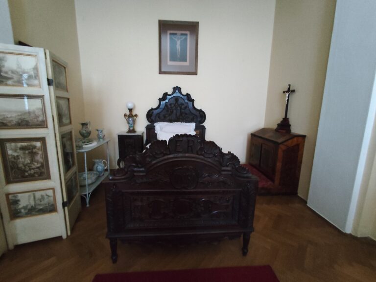 Posteľ, v ktorej spal manžel Sissi, cisár František Jozef I..