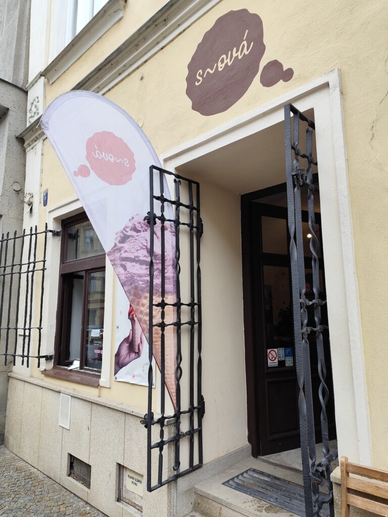 Zmrzlináreň Snová V jihlave ponúka aj netradičné zmrzliny, ako je havířská či maková s povidly.