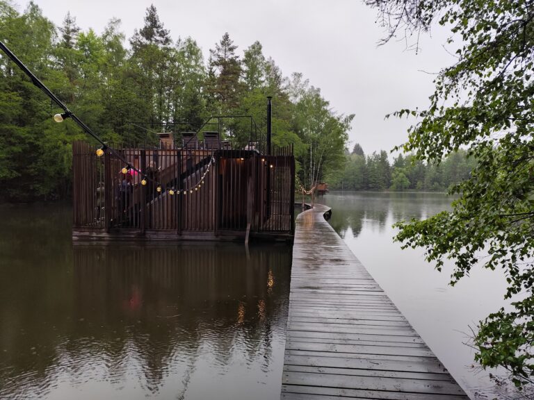 Unikátna sauna na jazere v krásnom prostredí.