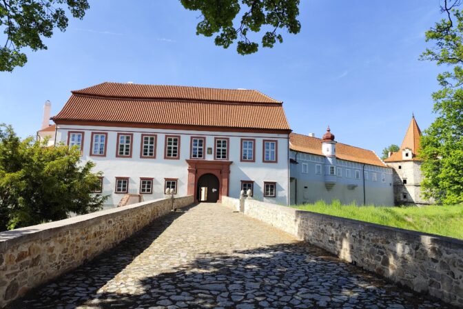 Červená Řečice: Zámok s červenou strechou, tajomstvami a takmer pápežom
