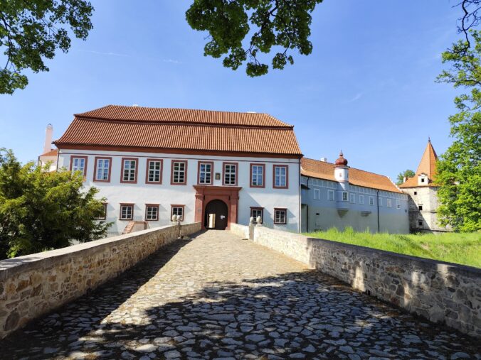 Červená Řečice: Zámok s červenou strechou, tajomstvami a takmer pápežom