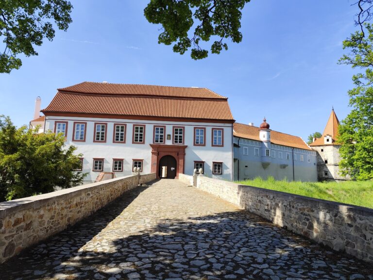 Červená Řečice: Zámok s červenou strechou, tajomstvami a takmer pápežom