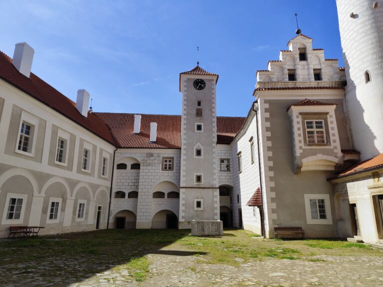 Červená Řečice: Zámok s červenou strechou, tajomstvami a takmer pápežom