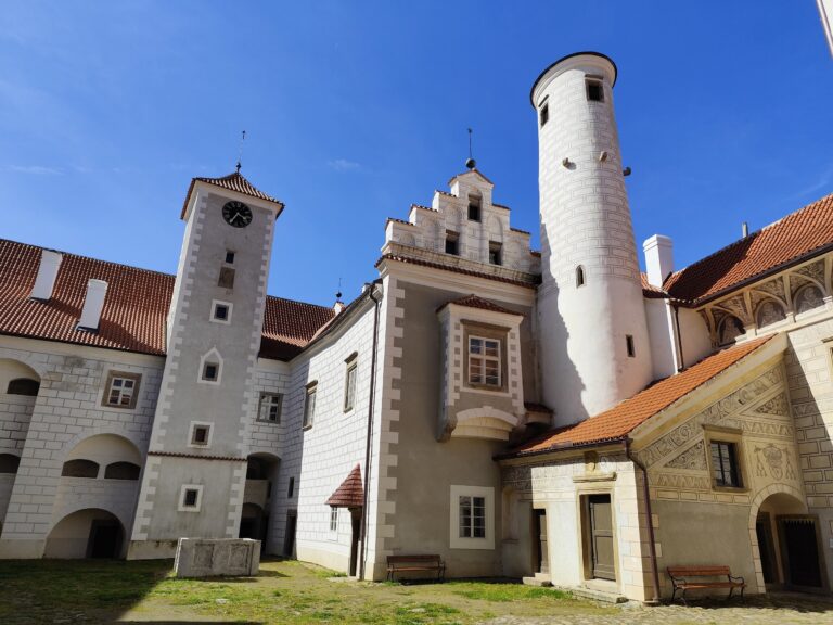 Červená Řečice: Zámok s červenou strechou, tajomstvami a takmer pápežom