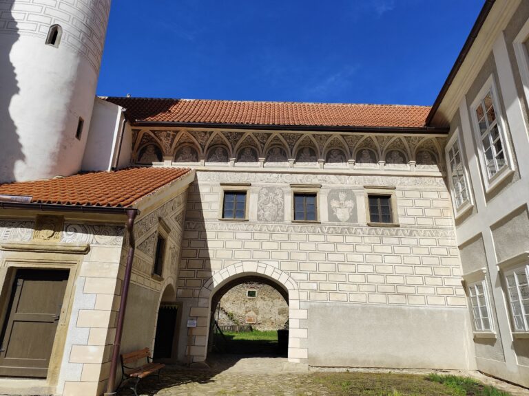 Červená Řečice: Zámok s červenou strechou, tajomstvami a takmer pápežom