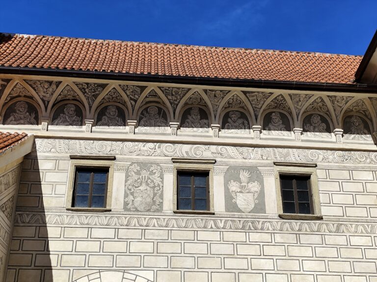 Červená Řečice: Zámok s červenou strechou, tajomstvami a takmer pápežom