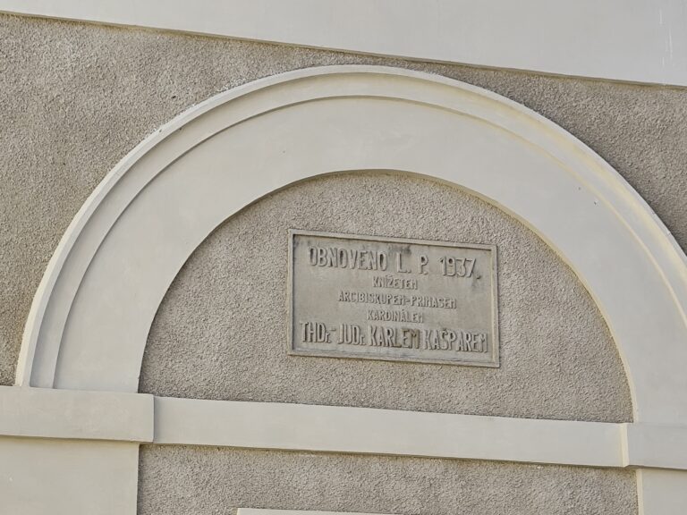 Červená Řečice: Zámok s červenou strechou, tajomstvami a takmer pápežom