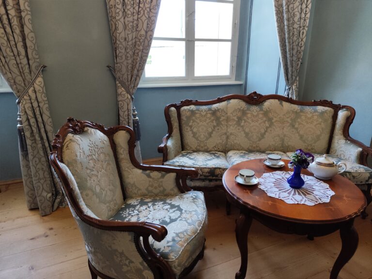 Červená Řečice: Zámok s červenou strechou, tajomstvami a takmer pápežom