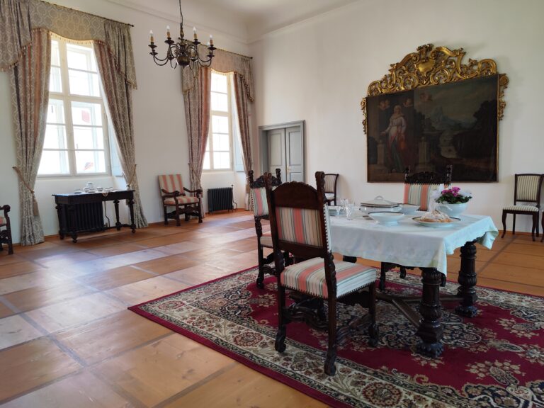 Červená Řečice: Zámok s červenou strechou, tajomstvami a takmer pápežom