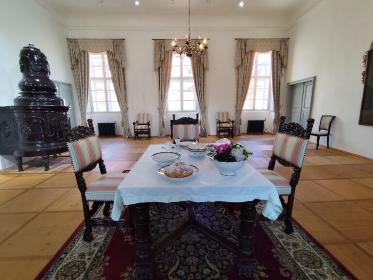 Salón s dochovanou unikátnou podlahou a barokovými kachľami.