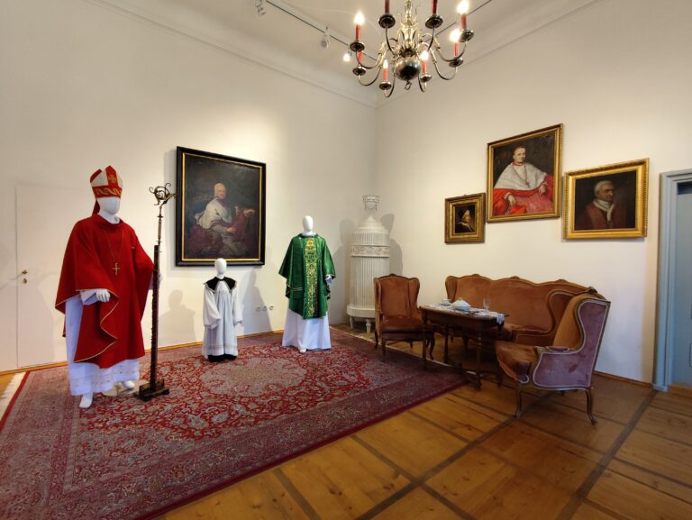 Oficiálny služobný odev arcibiskupa.