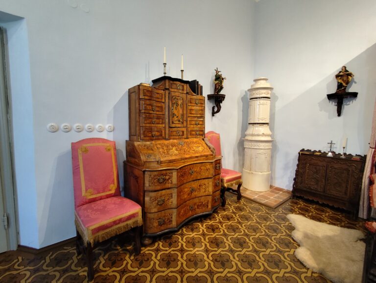 Červená Řečice: Zámok s červenou strechou, tajomstvami a takmer pápežom