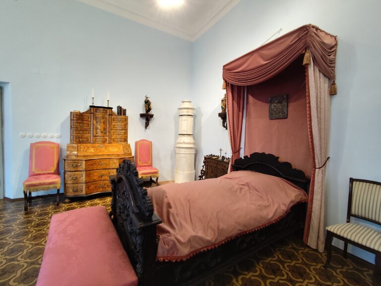 Červená Řečice: Zámok s červenou strechou, tajomstvami a takmer pápežom