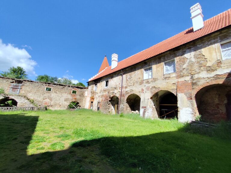 Červená Řečice: Zámok s červenou strechou, tajomstvami a takmer pápežom