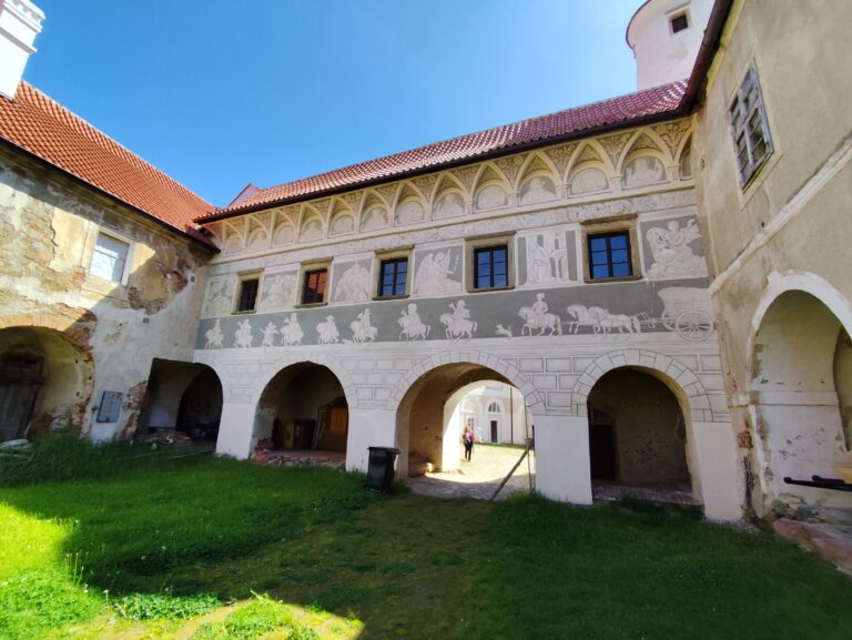 Červená Řečice: Zámok s červenou strechou, tajomstvami a takmer pápežom