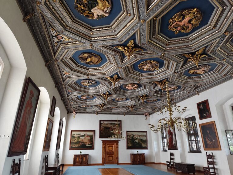 Zlatý sál s kazetovým, bohato vyrezávaným dreveným stropom.