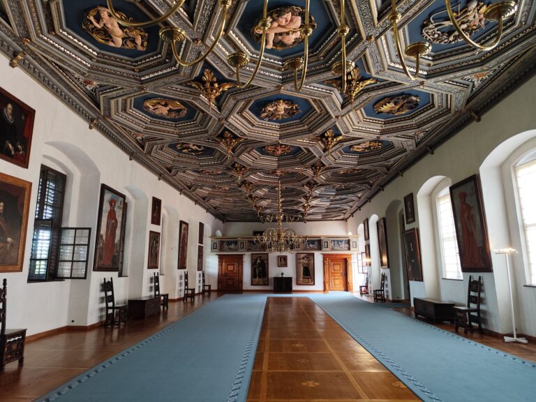 Zlatý sál s kazetovým, bohato vyrezávaným dreveným stropom.