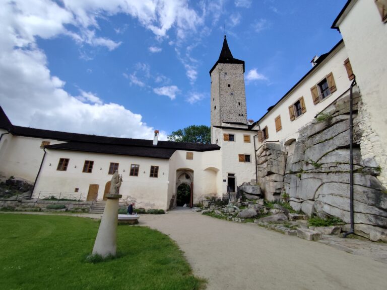 Roštejn: Hrad, kde sa deti učia cez hru a dospelí zažívajú barokové hodovanie