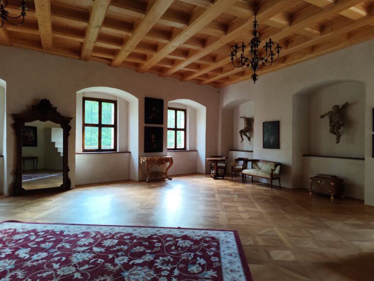 Roštejn: Hrad, kde sa deti učia cez hru a dospelí zažívajú barokové hodovanie