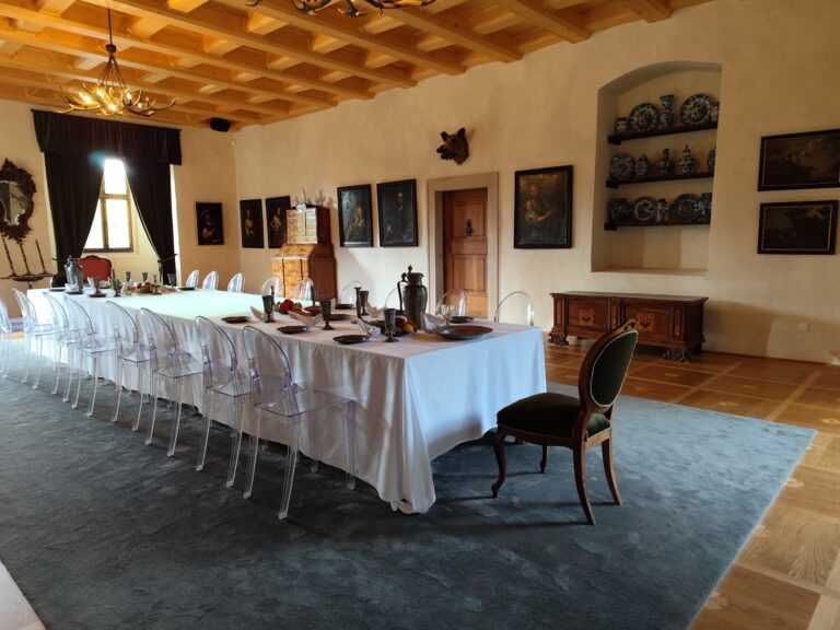 Roštejn: Hrad, kde sa deti učia cez hru a dospelí zažívajú barokové hodovanie