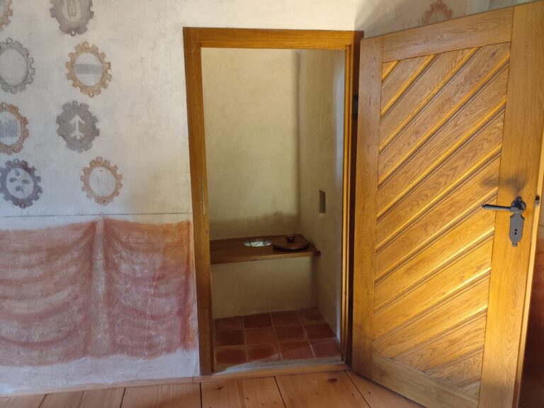 Funkčná stredoveká toaleta – prevét.