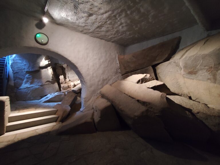 Žulovú skalu je vidieť aj v interiéri.