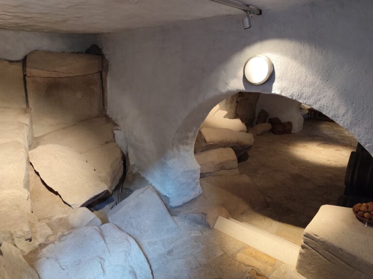 Žulovú skalu je vidieť aj v interiéri.