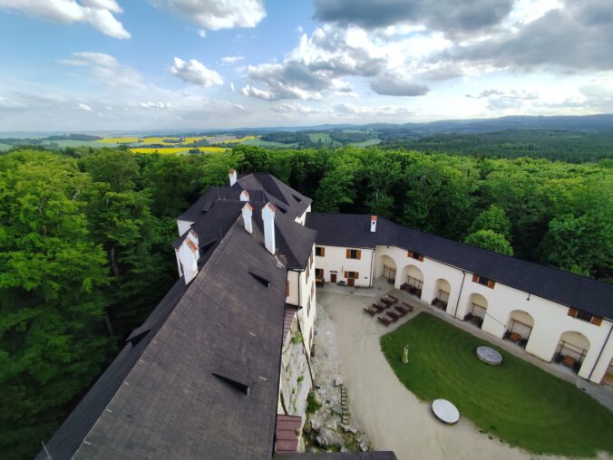 Roštejn: Hrad, kde sa deti učia cez hru a dospelí zažívajú barokové hodovanie