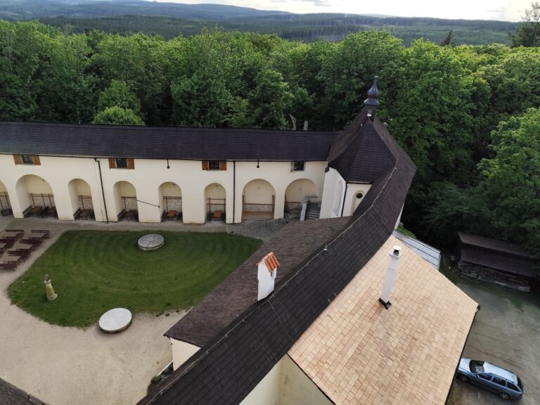 Roštejn: Hrad, kde sa deti učia cez hru a dospelí zažívajú barokové hodovanie