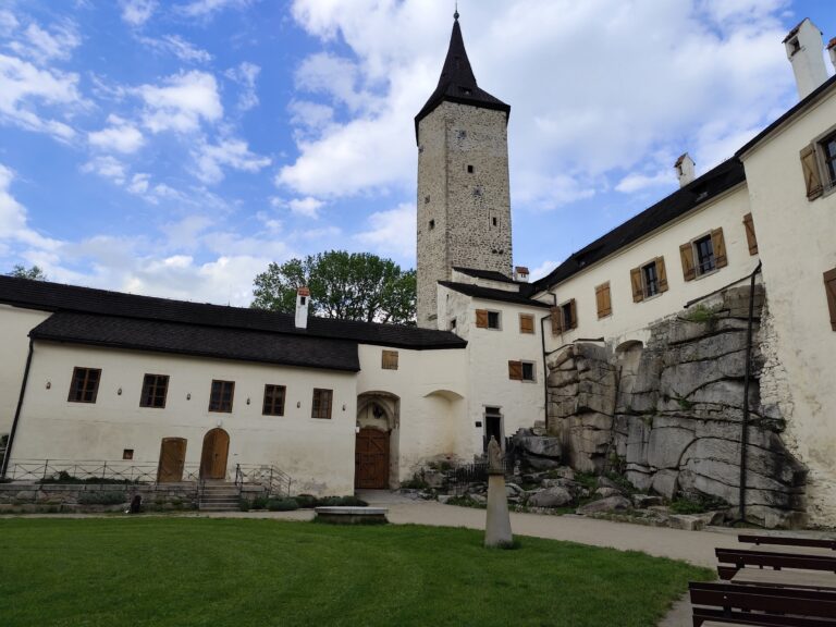 Roštejn: Hrad, kde sa deti učia cez hru a dospelí zažívajú barokové hodovanie