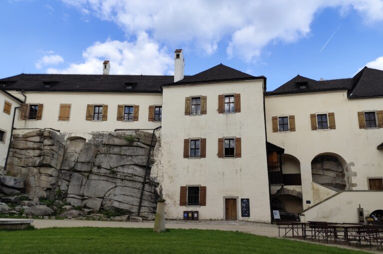 Roštejn: Hrad, kde sa deti učia cez hru a dospelí zažívajú barokové hodovanie