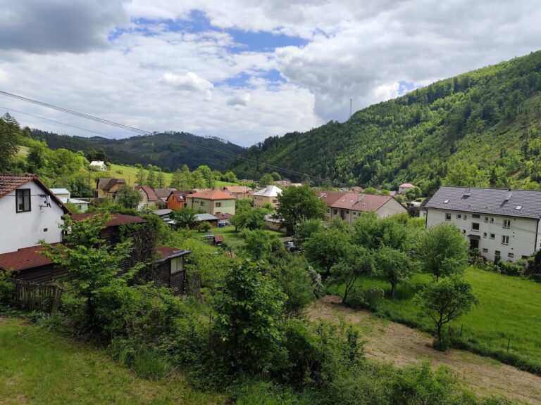 Forest Resort: Glamping pri priehrade a energia lesa