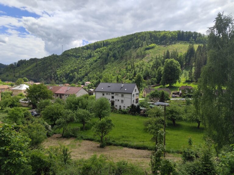 Forest Resort: Glamping pri priehrade a energia lesa