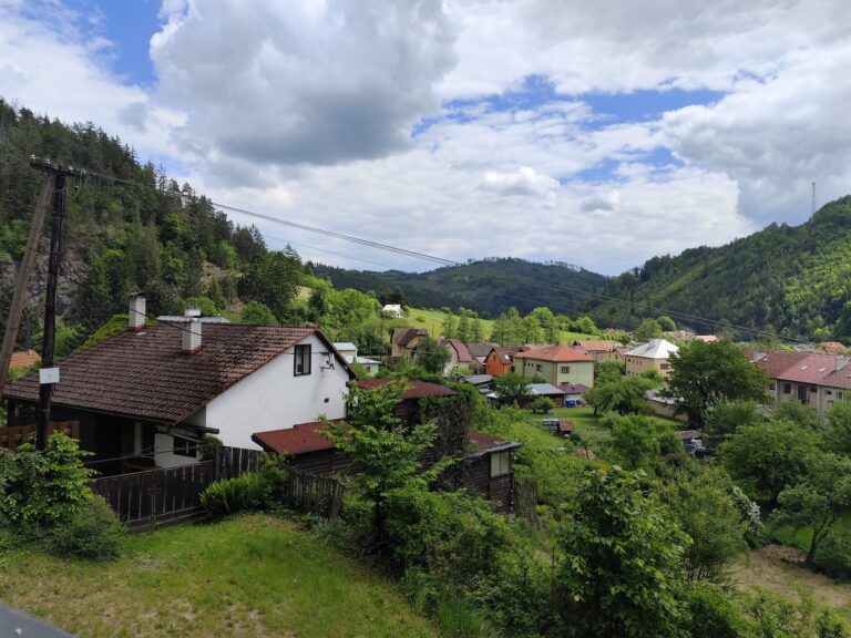 Forest Resort: Glamping pri priehrade a energia lesa