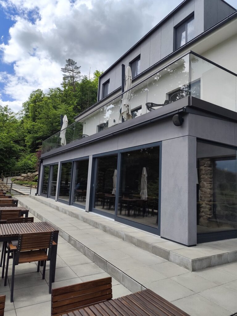 Forest Resort: Glamping pri priehrade a energia lesa