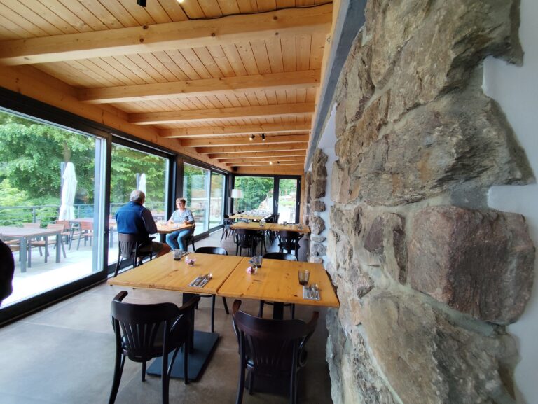 Forest Resort: Glamping pri priehrade a energia lesa