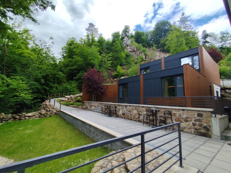 Forest Resort: Glamping pri priehrade a energia lesa