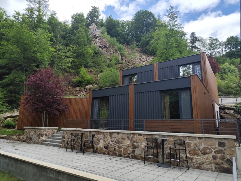 Forest Resort: Glamping pri priehrade a energia lesa